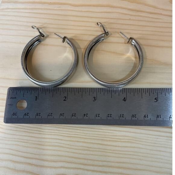 Silver-Tone Metal Hoop Earrings Ribbed Texture Design Simple Versatile Style - Picture 5 of 6